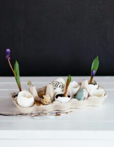 Pomysły na ekologiczne i kreatywne dekoracje wnętrz z recyklingu